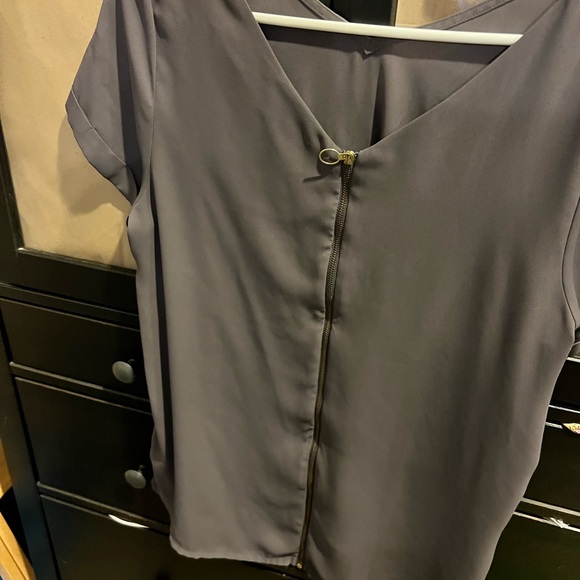 Gray Maurice’s Top with zipper. Size large - Picture 4 of 4